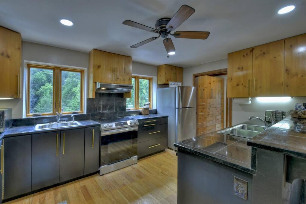The Chariot - Creek Front With Hottub, Fire Pits, Billiards, Ev Charger - Sandalwood Stays Blue Ridge Exterior photo